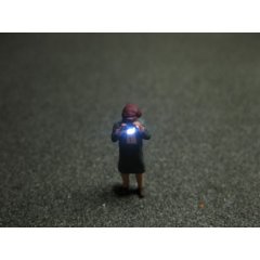 Modell Figur alte Frau m. Fotoapparat LED Blitzlicht Spur H0