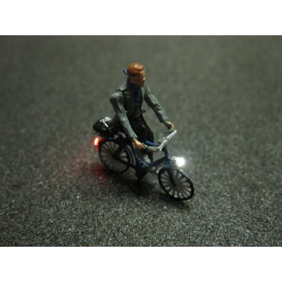 Modell Figur Fahrradfahrer mit Schal und LED Beleuchtung Spur N