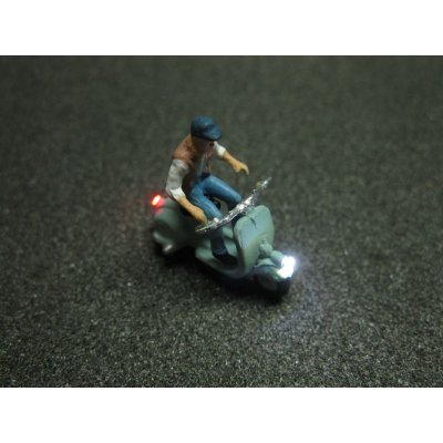 Modell Figur Motorroller Fahrer (Mann) LED Beleuchtung H0