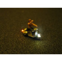 Modell Figur Motorroller winkender Fahrer LED Beleuchtung H0