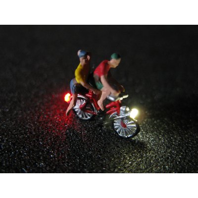 Modell Figur zwei Personen auf Fahrrad mit LED Beleuchtung Spur H0
