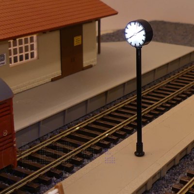 Bahnhofsuhr Bahnsteiguhr beleuchtet LED modern kaltweiß