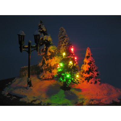 Beleuchteter Weihnachtsbaum mit Schnee und Lichterkette rot gelb grün Spur N