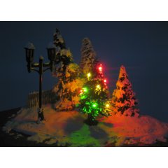 Beleuchteter Weihnachtsbaum mit Schnee und Lichterkette...