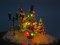 Beleuchteter Weihnachtsbaum mit Schnee und Lichterkette rot gelb grün Spur H0