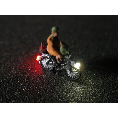 Modell Figur alte Frau auf Fahrrad mit LED Beleuchtung Spur H0